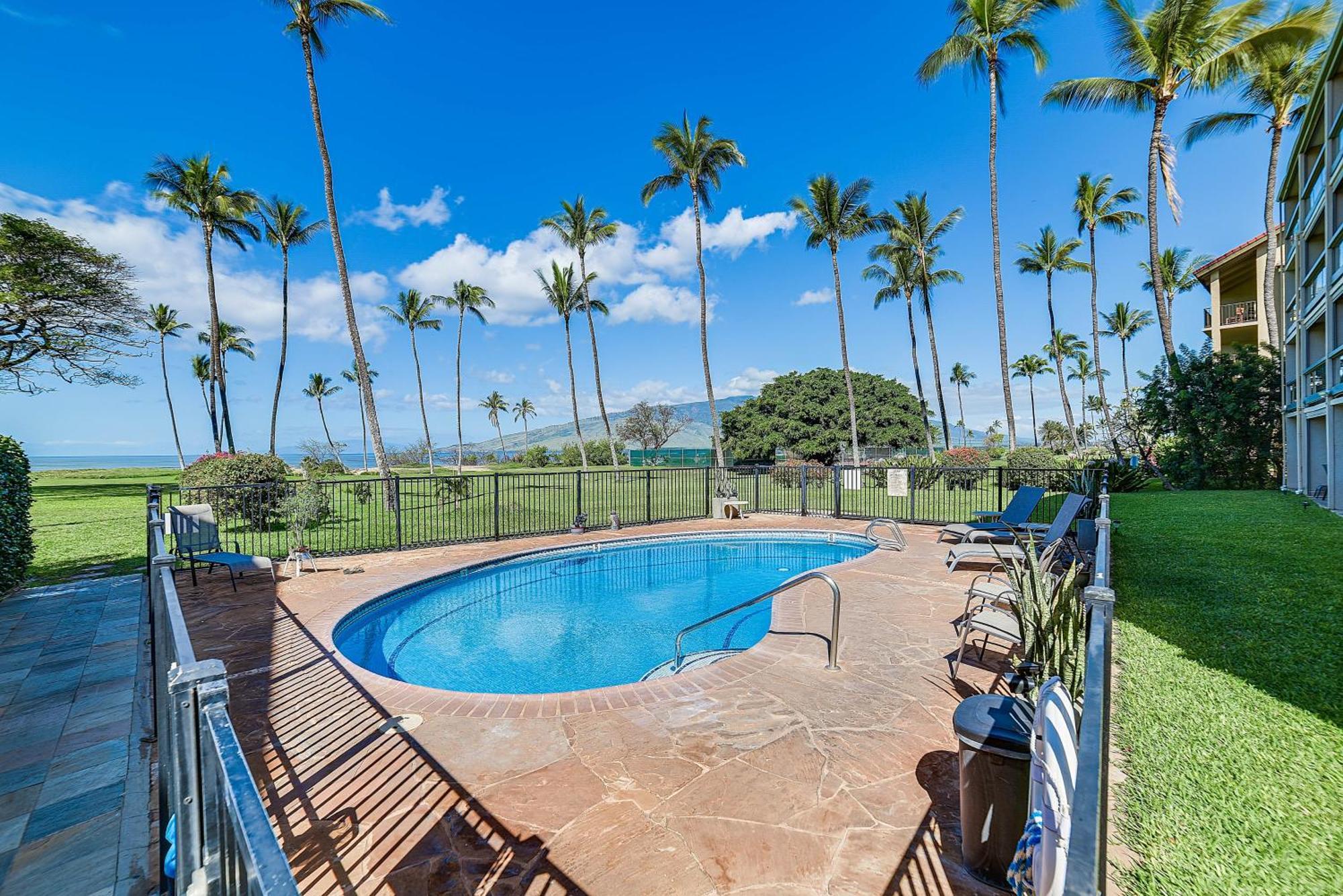 Apartment Beachside Vacation With Stunning Views!
